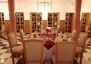 Kasr Tin Hinane tesisinde bir restoran veya yemek mekanı