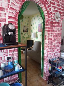 una camera con una parete di mattoni rossi e uno specchio di Appartamento Via Pitagora a Scalea