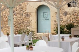 A seating area at Es Portal Restaurant i Hotel Boutique - Adults only