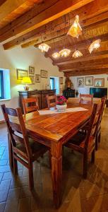 uma mesa de madeira e cadeiras num quarto com uma sala de jantar em Il Nichessino em Ancona