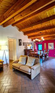安科納的住宿－Il Nichessino，客厅配有沙发和桌子