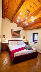 - un grand lit dans une chambre dotée d'un plafond en bois dans l'établissement Il Nichessino, à Ancône