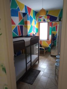 Camera con un letto a castello e una parete colorata. di Appartamento Via Pitagora a Scalea
