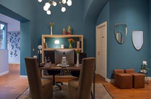 a blue room with a desk with a computer on it at Butterfly Verona in Verona
