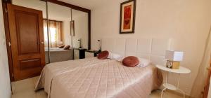 Postel nebo postele na pokoji v ubytování Cozy 2 Bedroom Apartment in Costa Adeje