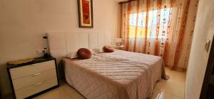 Postel nebo postele na pokoji v ubytování Cozy 2 Bedroom Apartment in Costa Adeje