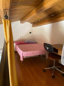 Villa dei Vasari في Casoli: غرفة نوم بسرير ومكتب وكرسي