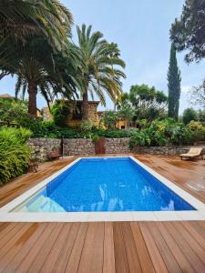 una piscina en un patio con terraza de madera en Casa Rural El Borbullón, en Teror