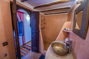 Koupelna v ubytování Riad Khabia & Spa