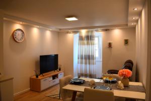 Televízia a/alebo spoločenská miestnosť v ubytovaní Apartman Veronique