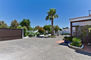 A garden outside espectacular villa con piscina en Conil CL-5C