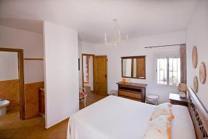 A bed or beds in a room at espectacular villa con piscina en Conil CL-5C