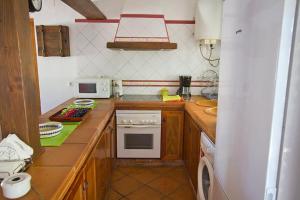 A kitchen or kitchenette at espectacular villa con piscina en Conil CL-5C