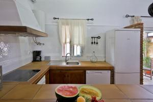 A kitchen or kitchenette at espectacular villa con piscina en Conil CL-5C