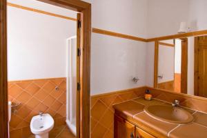 A bathroom at espectacular villa con piscina en Conil CL-5C