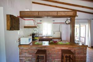 A kitchen or kitchenette at espectacular villa con piscina en Conil CL-5C