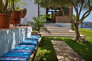 A garden outside espectacular villa con piscina en Conil CL-5C