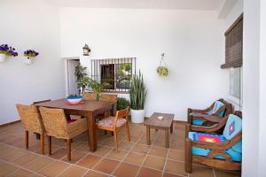 A seating area at espectacular villa con piscina en Conil CL-5C