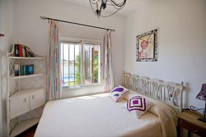 A bed or beds in a room at espectacular villa con piscina en Conil CL-5C Még 36 kép