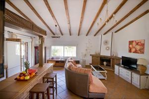 A seating area at espectacular villa con piscina en Conil CL-5C