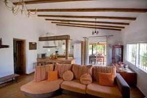 A kitchen or kitchenette at espectacular villa con piscina en Conil CL-5C