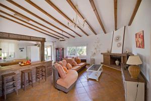 A seating area at espectacular villa con piscina en Conil CL-5C