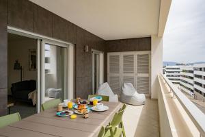 Zimmer mit einem Tisch mit Essen auf dem Balkon in der Unterkunft Sea Breeze - Deluxe apartment in Lagos