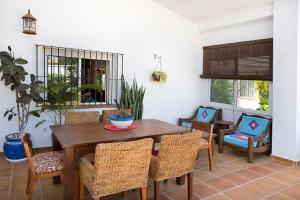 A seating area at espectacular villa con piscina en Conil CL-5C