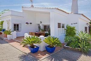 A garden outside espectacular villa con piscina en Conil CL-5C