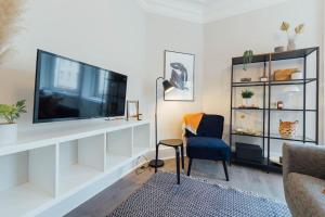 En TV eller et underholdningssystem på Stylish Stirling Apartment - free parking