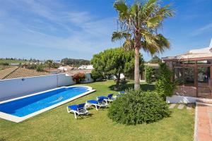 The swimming pool at or close to espectacular villa con piscina en Conil CL-5C