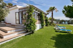 A garden outside espectacular villa con piscina en Conil CL-5C