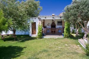 A garden outside espectacular villa con piscina en Conil CL-5C