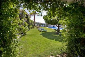 A garden outside espectacular villa con piscina en Conil CL-5C