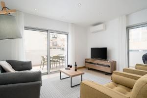 ein Wohnzimmer mit 2 Sofas und einem TV in der Unterkunft Sea Breeze - Deluxe apartment in Lagos