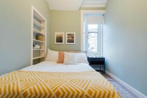 Afbeelding uit fotogalerij van Stylish Stirling Apartment - free parking in Stirling