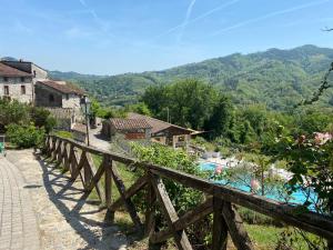 un puente de madera con vistas a la montaña en Borgo Giusto Tuscany, en Diecimo