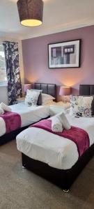 ビスターにあるSt Anne's Serviced Accommodation - Bicester Oxfordshireの紫の壁のドミトリールーム ベッド2台