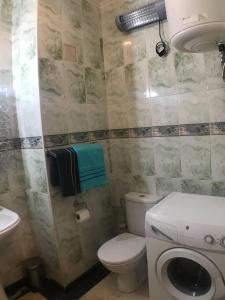 马拉喀什Beautiful Luxury 2 bedrooms Apartment in Marrakech的带马桶和水槽的小浴室