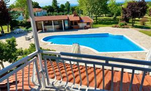 Bazén v ubytování Skupljen Resort: Enjoy the Freedom! nebo v jeho okolí