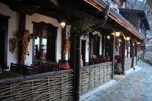 Guest House Shapkova Kushta في Delchevo: مطعم بطاولات وكراسي على شارع
