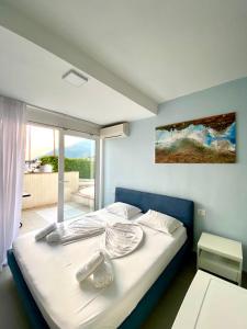Tempat tidur dalam kamar di The Olives Terrace Residences