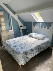 Schlafzimmer mit einem Bett mit blauer Wand in der Unterkunft Gites des marronniers proche du Tréport in Saint-Martin-le-Gaillard