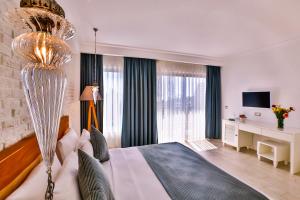 TV a/nebo společenská místnost v ubytování Arnna Hotel