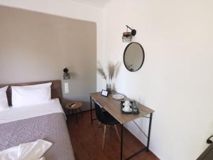 Stalis Drops في ستاليدا: غرفة نوم مع سرير ومكتب مع مرآة