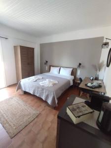 Stalis Drops في ستاليدا: غرفة نوم بسرير كبير وطاولة