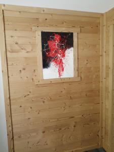 um quarto com uma janela numa parede de madeira em Appartement les champis em La Bresse