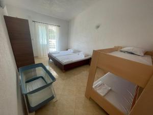 Cette petite chambre comprend 2 lits et une fenêtre. dans l'établissement Vila Goga, à Ulcinj