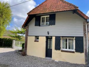 Cette maison individuelle dispose d'une porte et de fenêtres noires. dans l'établissement Gites des marronniers proche du Tréport, à Saint-Martin-le-Gaillard