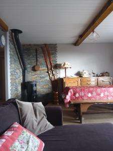 sala de estar con sofá y pared de ladrillo en Grand F3 75m2 4/6 pers, jardin terrasse, top vue, en Font-Romeu-Odeillo-Via